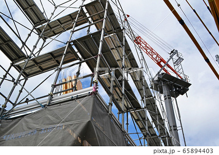 建設 建築工事現場の足場の写真素材