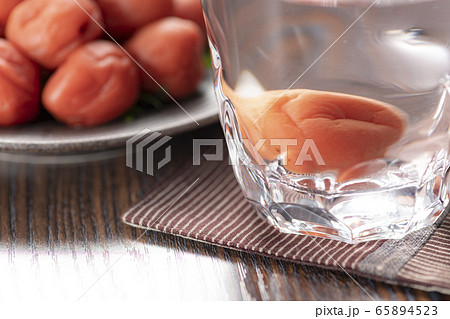 焼酎お湯割 梅干し 65894523