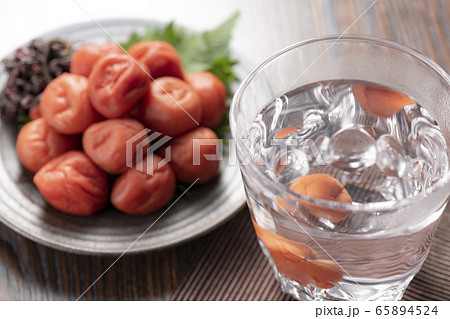 焼酎お湯割 梅干し 焼酎お湯割 梅干し 65894524