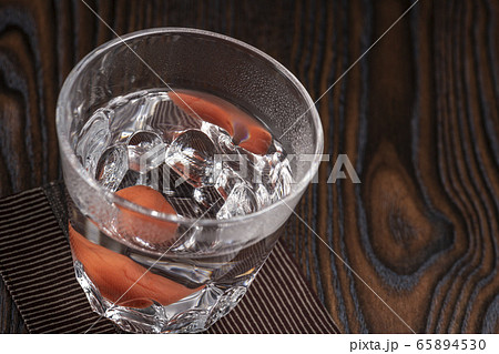 焼酎お湯割り 梅干し 65894530