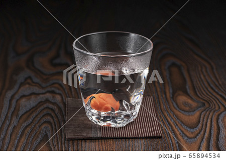 焼酎お湯割り 梅干し 焼酎お湯割り 梅干し 65894534
