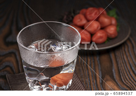 焼酎お湯割り 梅干し 焼酎お湯割り 梅干し 65894537