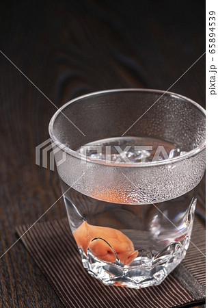 焼酎お湯割り 梅干し 65894539