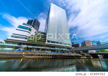 日本の横浜都市景観　横浜市新市庁舎などを望む 65894562