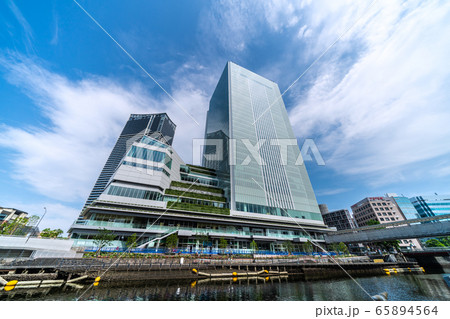 日本の横浜都市景観　横浜市新市庁舎などを望む 65894564