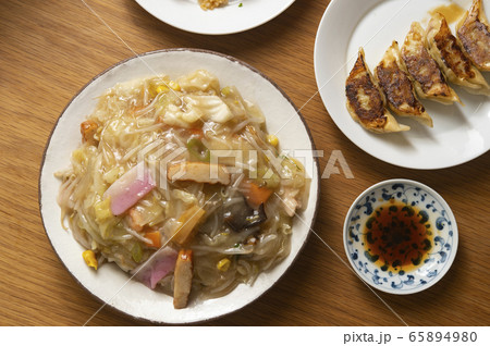 餃子と餡かけ硬やきそば 65894980