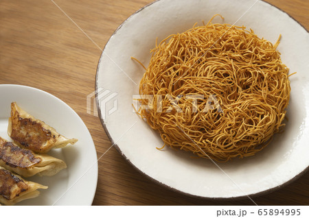 餃子と揚げ麺 65894995
