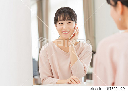 ミドル 女性 美容 ビューティーイメージ 65895100