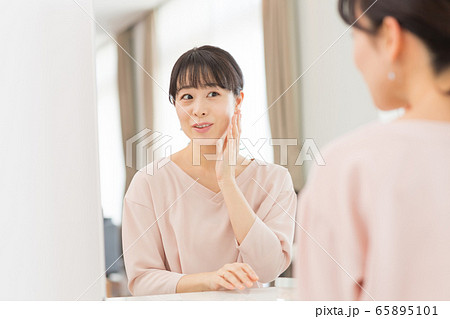 ミドル 女性 美容 ビューティーイメージ 65895101
