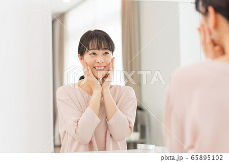ミドル 女性 美容 ビューティーイメージ ミドル 女性 美容 ビューティーイメージ 65895102