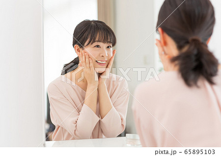 ミドル 女性 美容 ビューティーイメージ ミドル 女性 美容 ビューティーイメージ 65895103