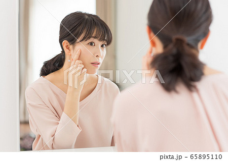 ミドル 女性 美容 ビューティーイメージ 65895110