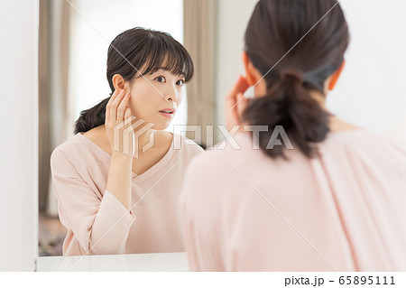 ミドル 女性 美容 ビューティーイメージ 65895111