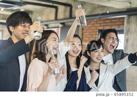 応援する男女グループ 65895352