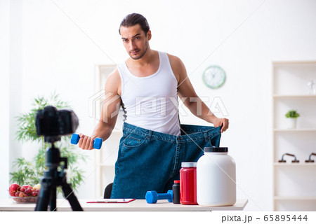 Young male blogger in dieting concept 65895444
