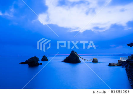 三重県 夜明け前の二見ヶ浦 夫婦岩 三重県 夜明け前の二見ヶ浦 夫婦岩 65895503