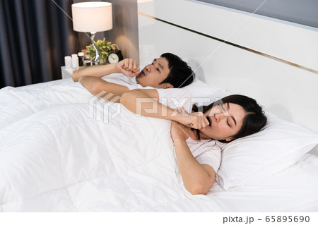 sick couple coughing and suffering from virus 65895690