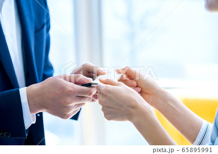 ビジネス　名刺交換　営業　挨拶　カジュアル 65895991