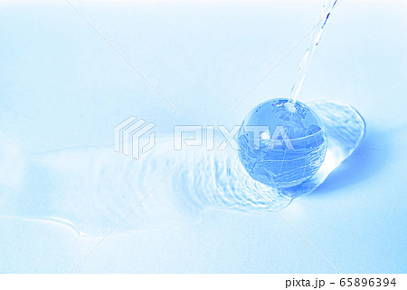 水の豊かな地球 水色 水の豊かな地球 水色 65896394