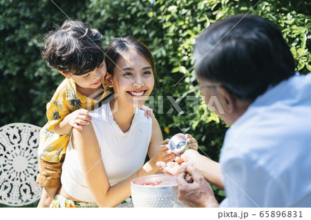 Pay respect by pouring water. Pay respect by pouring water. 65896831