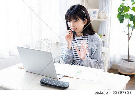 女子高生 リビング学習 パソコン 女子高生 リビング学習 パソコン 65897358