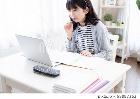 女子高生 リビング学習 パソコン 女子高生 リビング学習 パソコン 65897362
