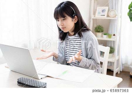女子高生　リビング学習　パソコン 65897363