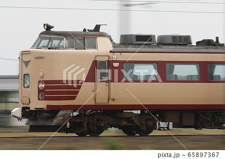 北陸本線を行く特急雷鳥号：485系800番台先頭 65897367