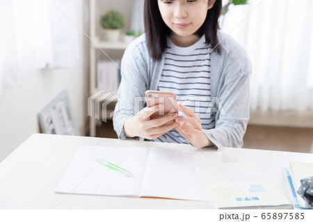 女子高生 スマホ学習 女子高生 スマホ学習 65897585