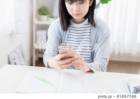 女子高生 スマホ学習 女子高生 スマホ学習 65897586