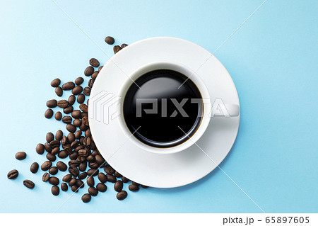 青い背景にコーヒー 65897605
