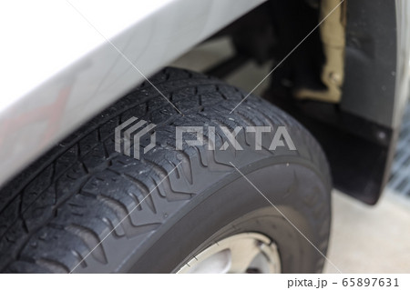劣化したタイヤ 65897631