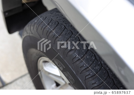 劣化したタイヤ 65897637