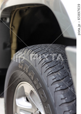 劣化したタイヤ 劣化したタイヤ 65897639
