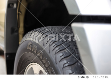 劣化したタイヤ 65897640