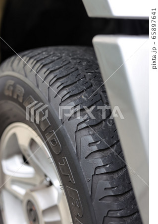 劣化したタイヤ 劣化したタイヤ 65897641