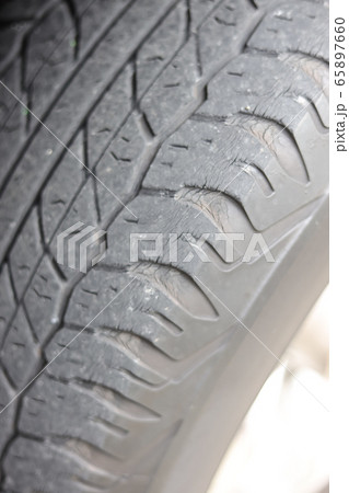 劣化したタイヤ 65897660