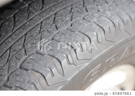 劣化したタイヤ 65897661
