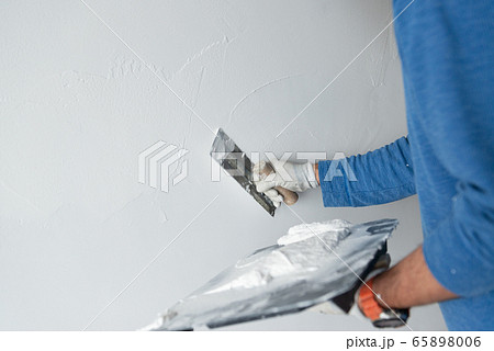 左官工事する職人さん 65898006