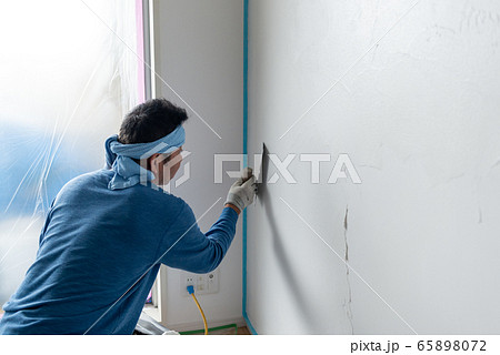 左官工事する職人さん 65898072
