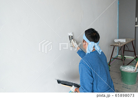 左官工事する職人さん 65898073