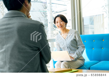 ビジネス　オフィス　女性　ミーティング  商談 65898844