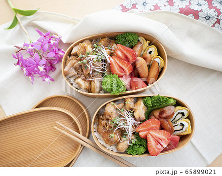 テーブルに並べられた彩り豊かな2つのお弁当 テーブルに並べられた彩り豊かな2つのお弁当 65899021