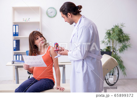 Pregnant woman visiting male doctor gynecologist 65899372