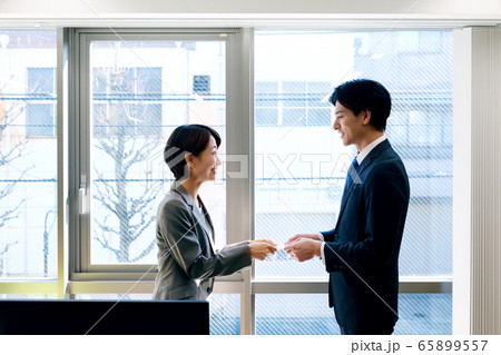 ビジネス 名刺交換 営業 挨拶 スーツ ビジネス 名刺交換 営業 挨拶 スーツ 65899557