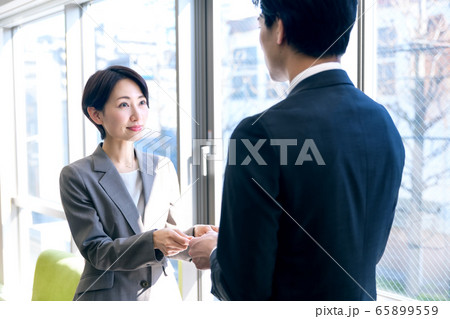 ビジネス 名刺交換 営業 挨拶 スーツ ビジネス 名刺交換 営業 挨拶 スーツ 65899559