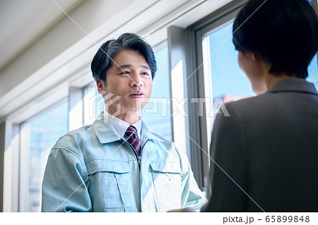 ビジネス 名刺交換 営業 挨拶 作業員 ビジネス 名刺交換 営業 挨拶 作業員 65899848