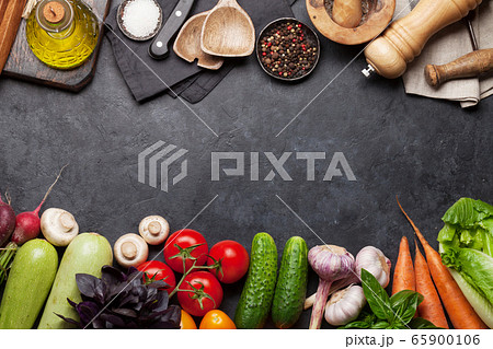 Assorted raw organic vegetables 65900106