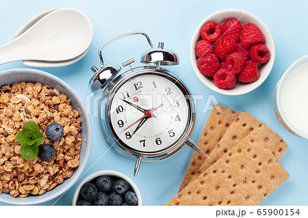 Healthy breakfast with granola, yogurt and berries 65900154