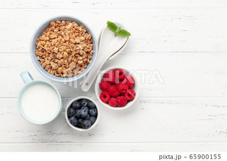 Healthy breakfast with granola, yogurt and berries 65900155